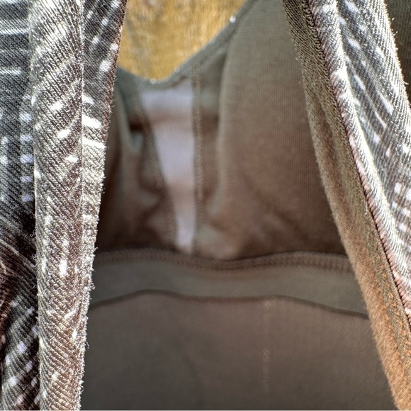 Lululemon Wrap It Up Tank in Jazzy White Gator Green / Gator Green Sz 6 - Picture 7 of 11